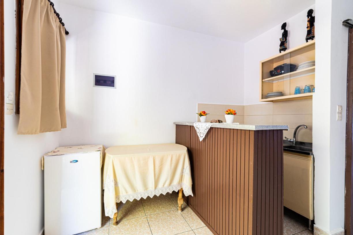 Lions Apartments Порос Экстерьер фото